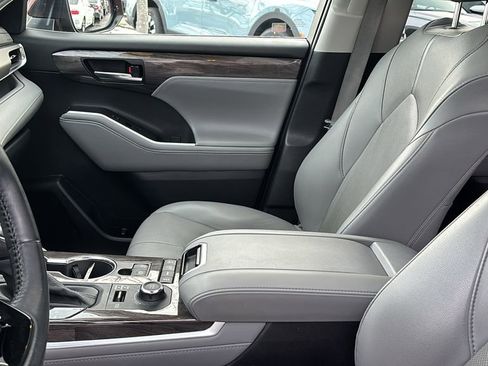 Used 2020 Toyota Highlander Limited image 24
