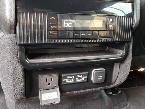 Certified 2024 Jeep Wagoneer L Series II w/ Flexible Seating Group AWD/4WD image 14
