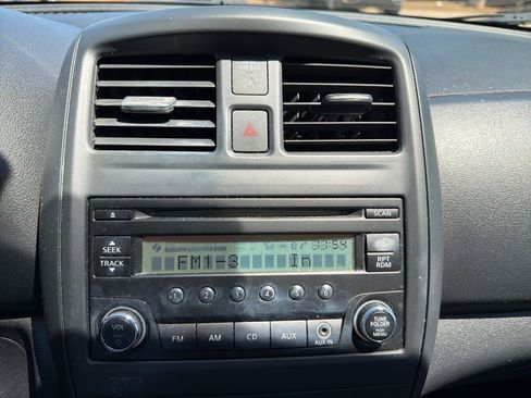 Used 2015 Nissan Versa S FWD image 21
