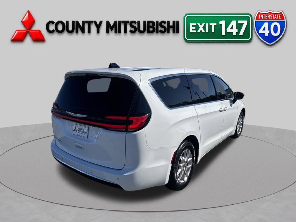 Used 2024 Chrysler Pacifica Touring-L FWD image 4