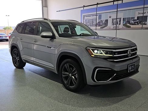 Certified 2022 Volkswagen Atlas SEL R-Line AWD/4WD image 2