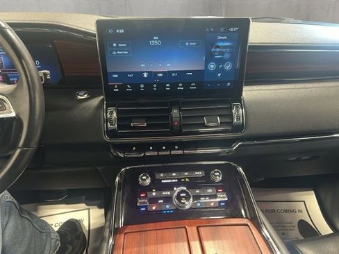 Used 2024 Lincoln Navigator Premiere image 16