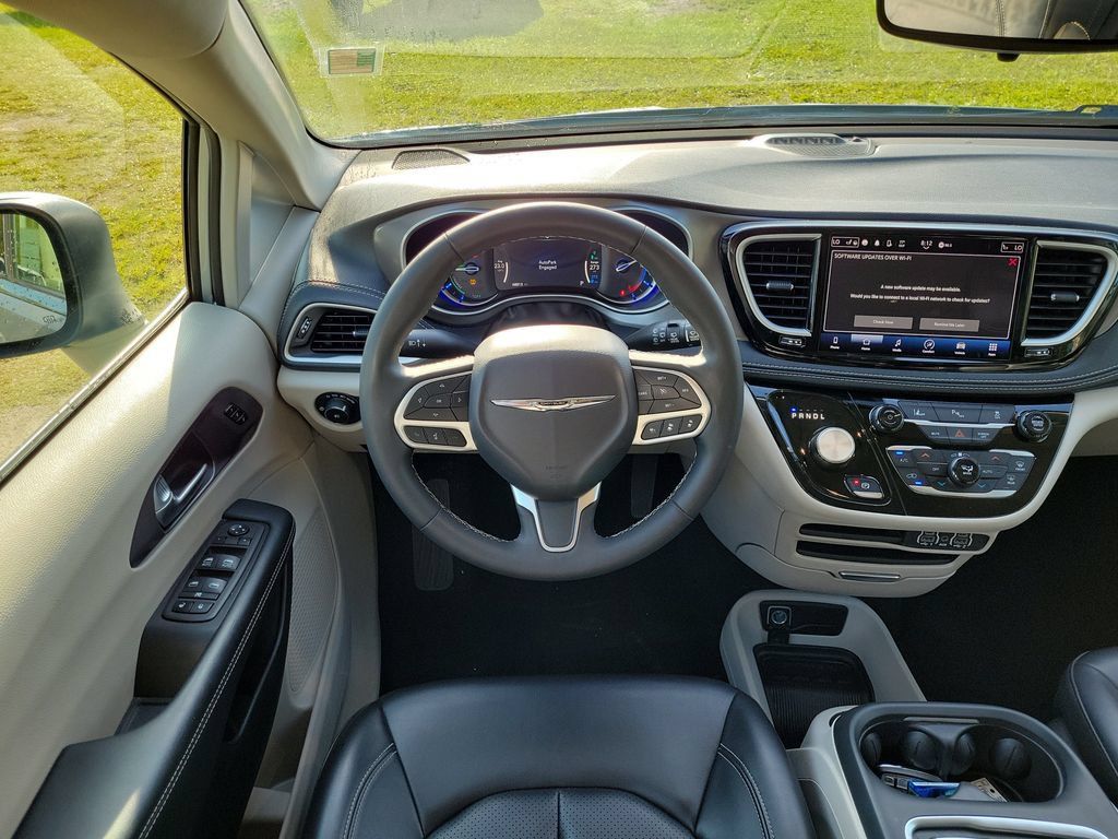 Used 2023 Chrysler Pacifica Touring-L FWD image 13
