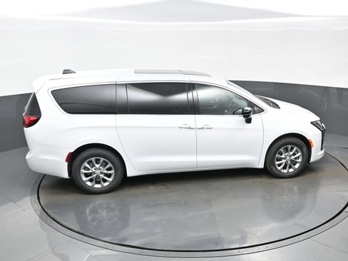 New 2027 Chrysler Pacifica Select AWD/4WD image 27
