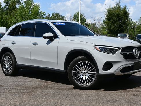 Used 2025 Mercedes-Benz GLC 300 image 2