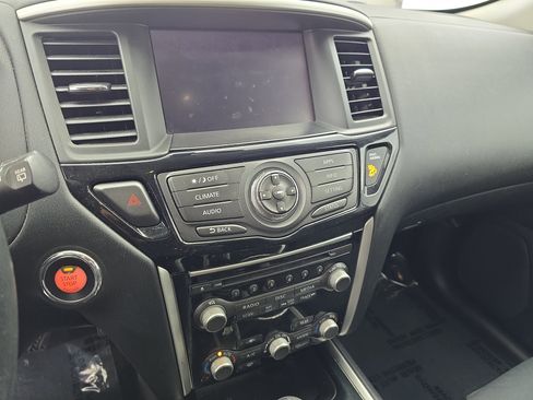 Used 2017 Nissan Pathfinder SV image 20