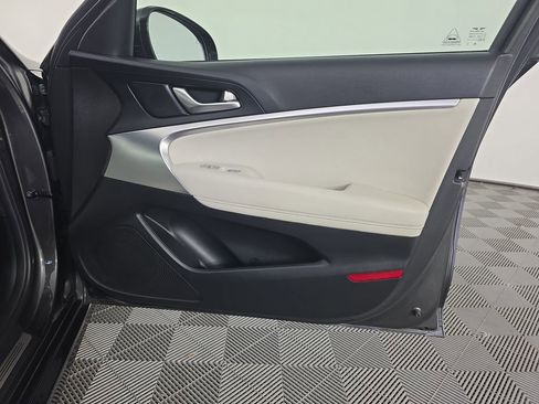 Used 2025 Genesis G70 2.5T RWD image 32