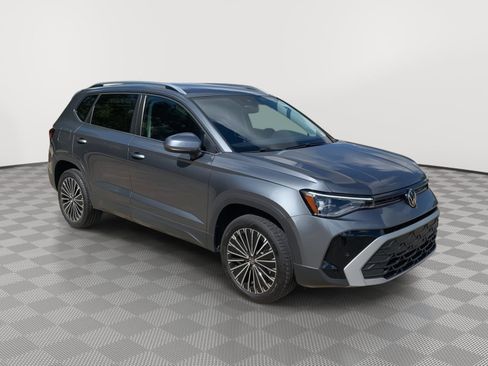 Used 2025 Volkswagen Taos SE w/ Taos MDO Package image 7