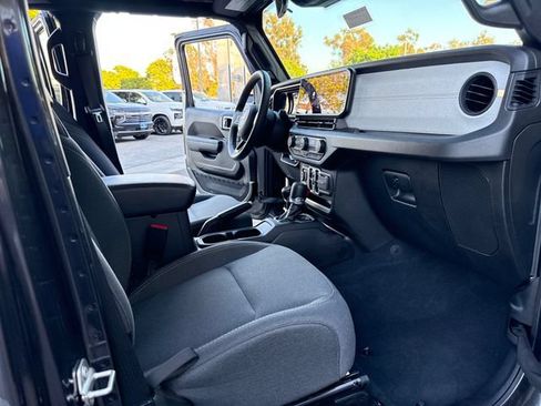 Used 2024 Jeep Wrangler Unlimited AWD/4WD image 31