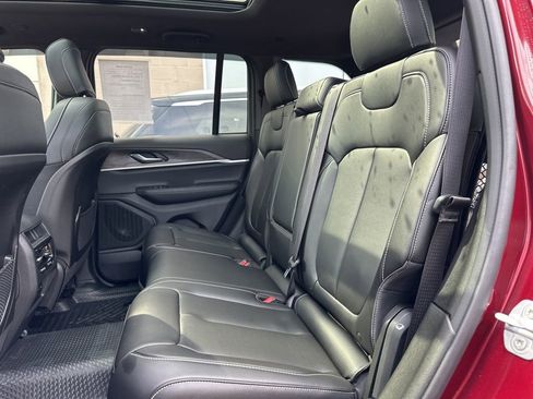 Used 2025 Jeep Grand Cherokee Limited w/ Black Appearance Package image 38