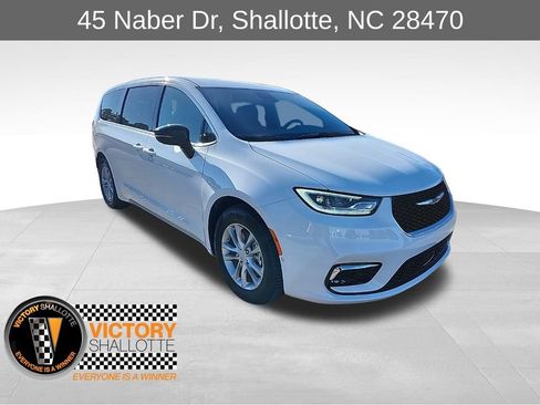 New 2026 Chrysler Pacifica Select image 1