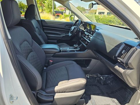 Used 2024 Nissan Pathfinder SV FWD image 31