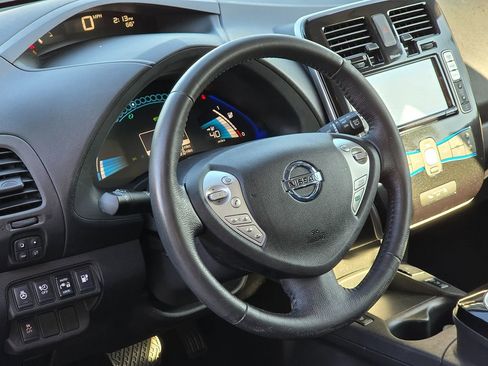 Used 2015 Nissan Leaf SV image 19