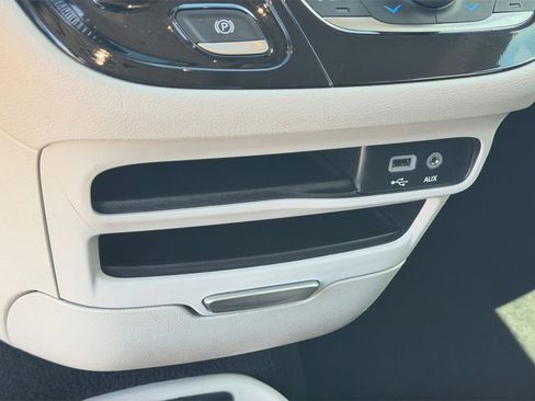 Used 2019 Chrysler Pacifica Touring Plus w/ Cold Weather Group FWD image 15