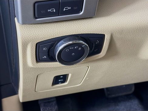 Used 2015 Ford F150 Lariat image 29