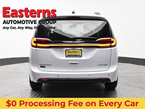 Used 2023 Chrysler Pacifica Limited FWD image 6