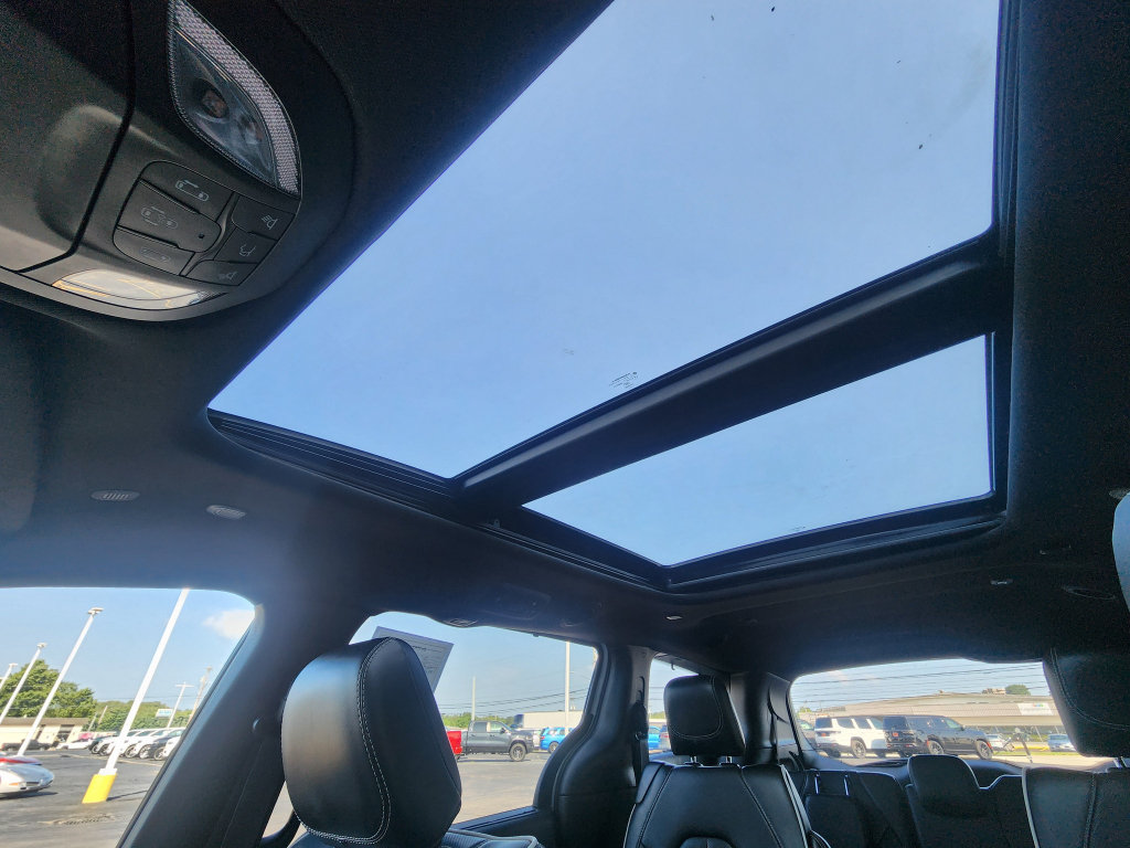 Used 2025 Chrysler Pacifica Limited FWD image 35