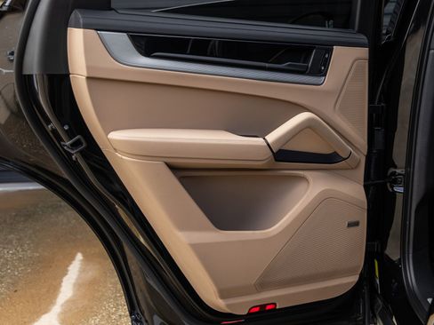 Certified 2024 Porsche Cayenne Coupe AWD/4WD image 31