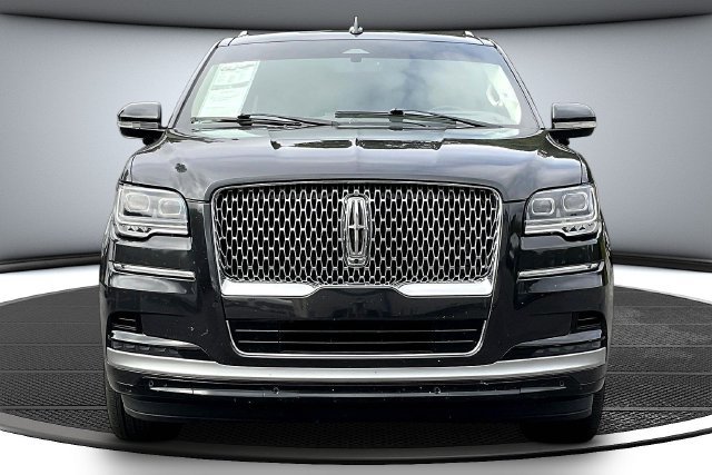 Used 2023 Lincoln Navigator L Reserve AWD/4WD image 2