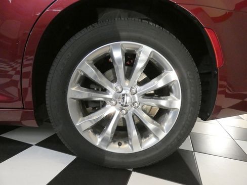 Used 2017 Chrysler 300 Limited image 6