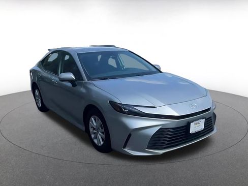 Used 2025 Toyota Camry LE image 3