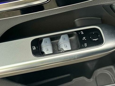 Used 2025 Mercedes-Benz GLC 300 image 12