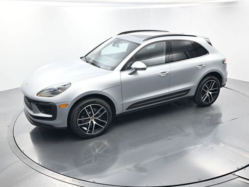 Certified 2025 Porsche Macan AWD/4WD image 34