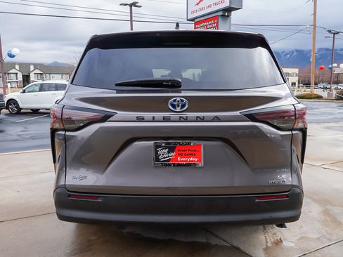 Used 2024 Toyota Sienna LE image 7
