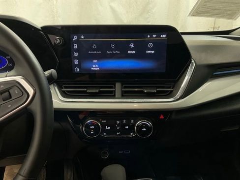 Used 2025 Chevrolet Trax LT w/ LT Convenience Package FWD image 17