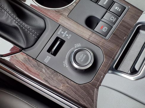 New 2026 Toyota Highlander Limited AWD/4WD image 16