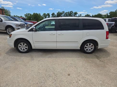 Used 2010 Chrysler Town & Country Touring FWD image 5