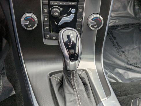 Used 2017 Volvo V60 T6 R-Design Platinum image 24