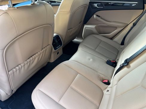 Used 2025 Porsche Macan image 14