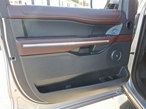 Used 2024 Ford Expedition Limited image 12