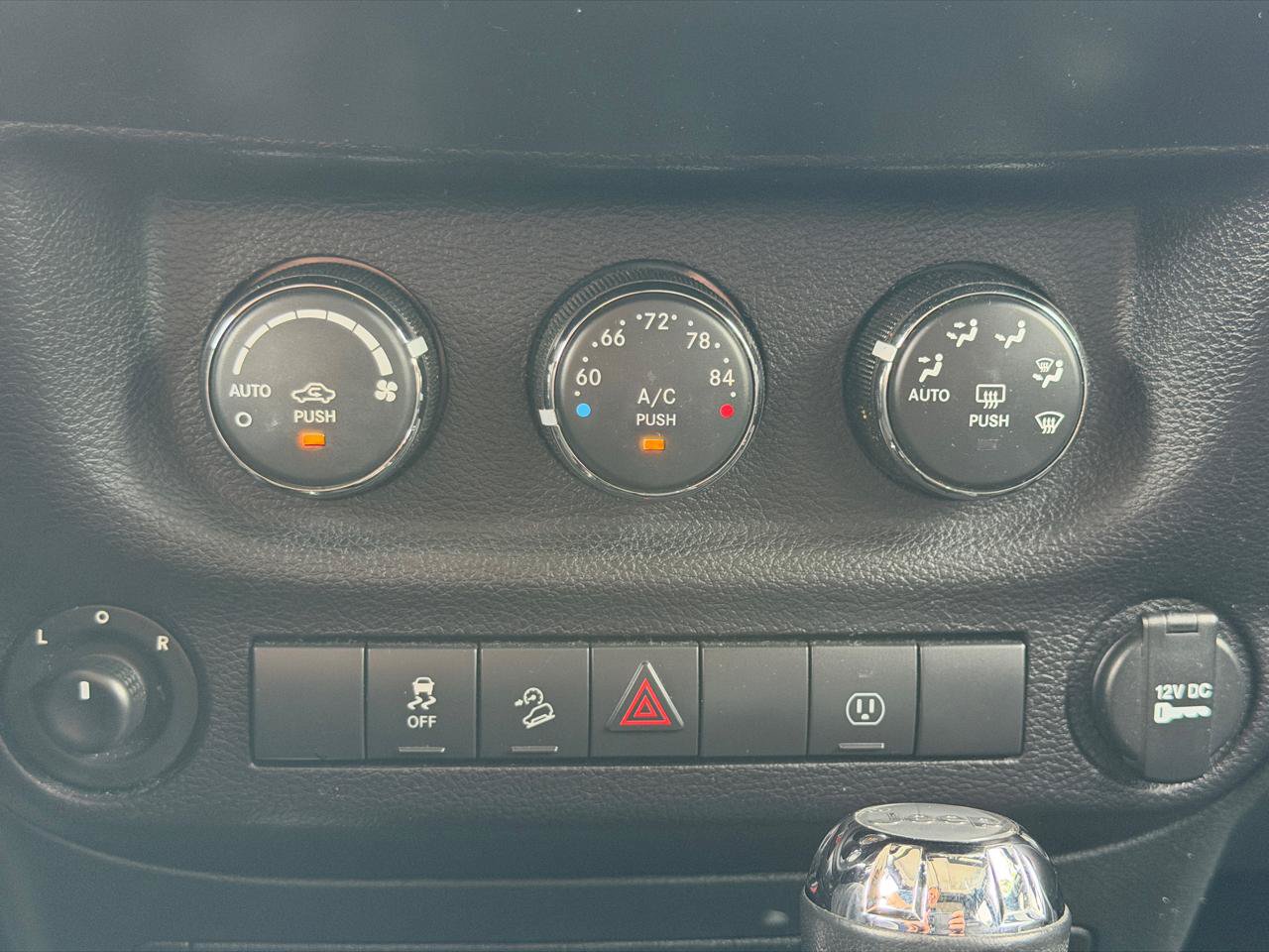 Used 2018 Jeep Wrangler Unlimited Rubicon w/ Connectivity Group AWD/4WD image 20