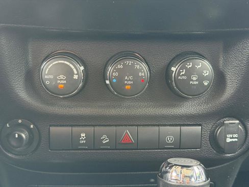 Used 2018 Jeep Wrangler Unlimited Rubicon w/ Connectivity Group AWD/4WD image 20