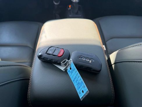Used 2025 Jeep Gladiator Mojave w/ Convenience Group AWD/4WD image 43