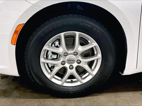 Used 2023 Chrysler Pacifica Touring-L FWD image 7