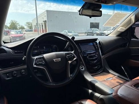 Used 2017 Cadillac Escalade Luxury AWD/4WD image 14
