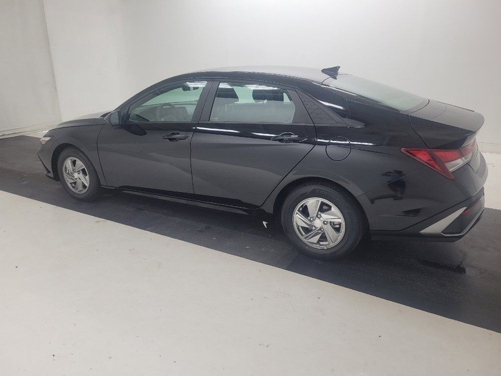 Used 2024 Hyundai Elantra SE FWD image 3