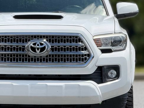 Used 2017 Toyota Tacoma TRD Sport w/ Premium & Technology Package RWD image 15