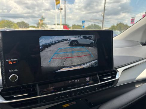 Used 2025 Toyota Sienna XLE FWD image 25