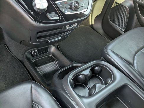 Used 2025 Chrysler Pacifica Select image 21