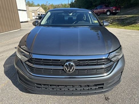 Used 2024 Volkswagen Jetta SE image 3