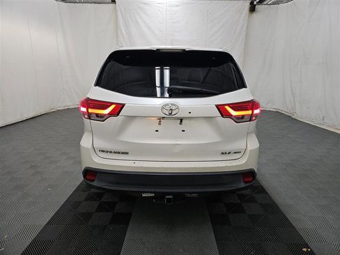 Used 2018 Toyota Highlander XLE AWD/4WD image 5