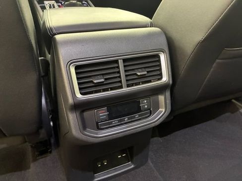 Used 2025 Volkswagen Atlas SE AWD/4WD image 19