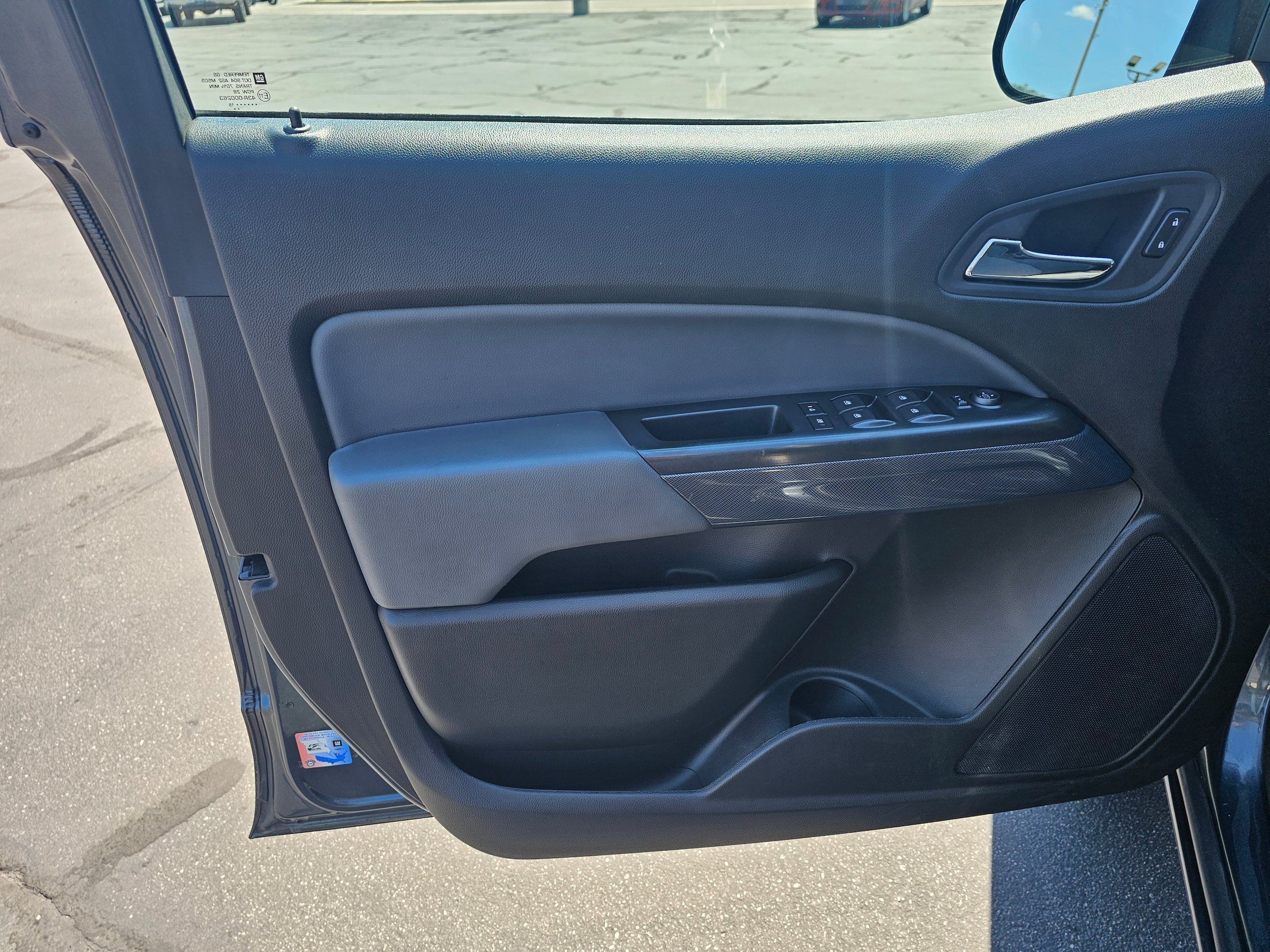 Used 2015 Chevrolet Colorado Z71 w/ LPO, Gearon Bar Package AWD/4WD image 9