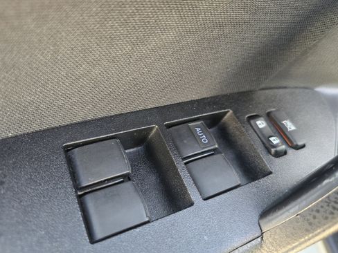 Used 2018 Toyota Corolla LE image 14