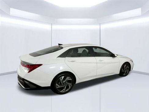 Used 2025 Hyundai Elantra SEL FWD image 9