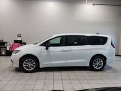 New 2026 Chrysler Pacifica Select FWD image 4